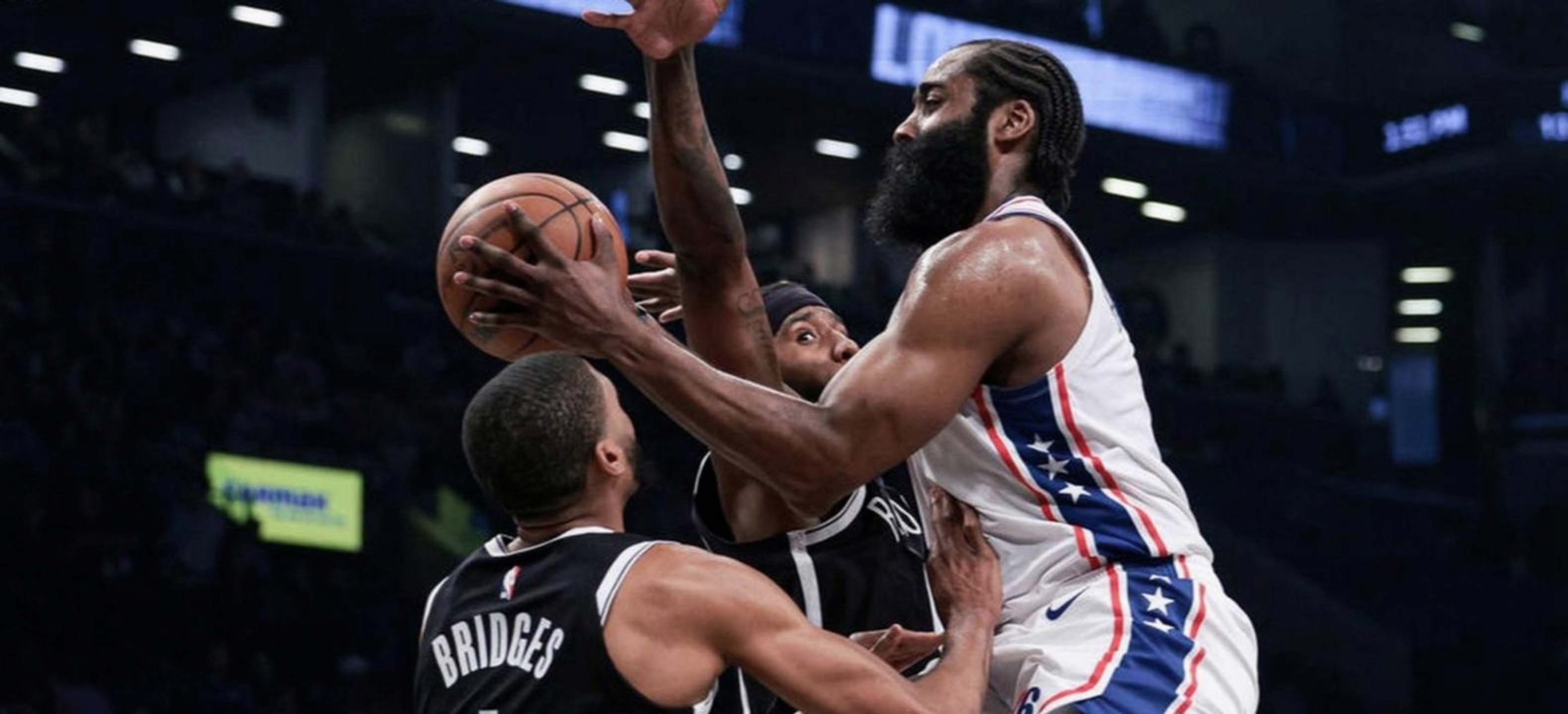 埃因霍温关键时刻更衣室发声哈登连续三场比赛得分超过问鼎冠军，现场解说直呼：转折点休斯敦火箭绝杀压哨